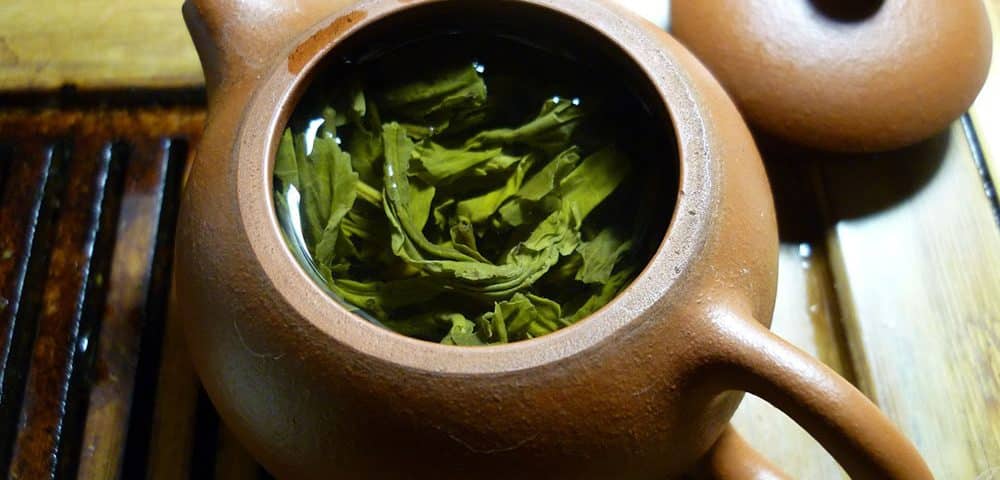 دم کردن چای سبز خوش طعم و خوش رنگ در قوری