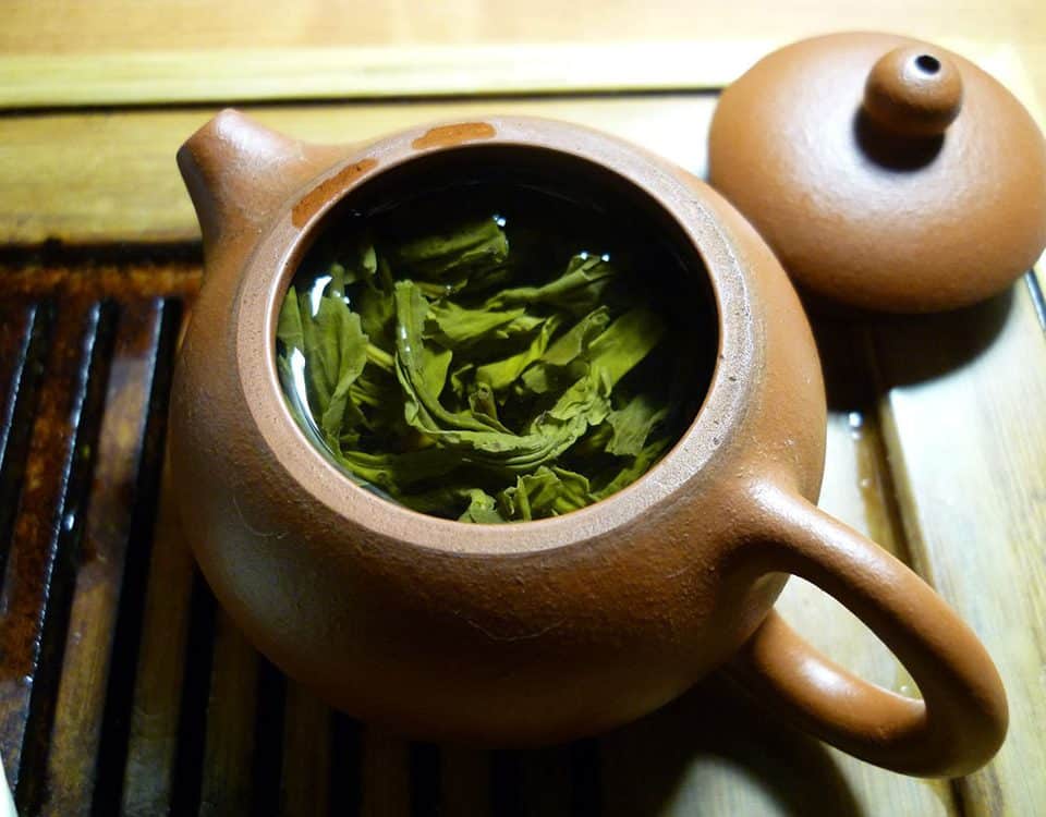 دم کردن چای سبز خوش طعم و خوش رنگ در قوری