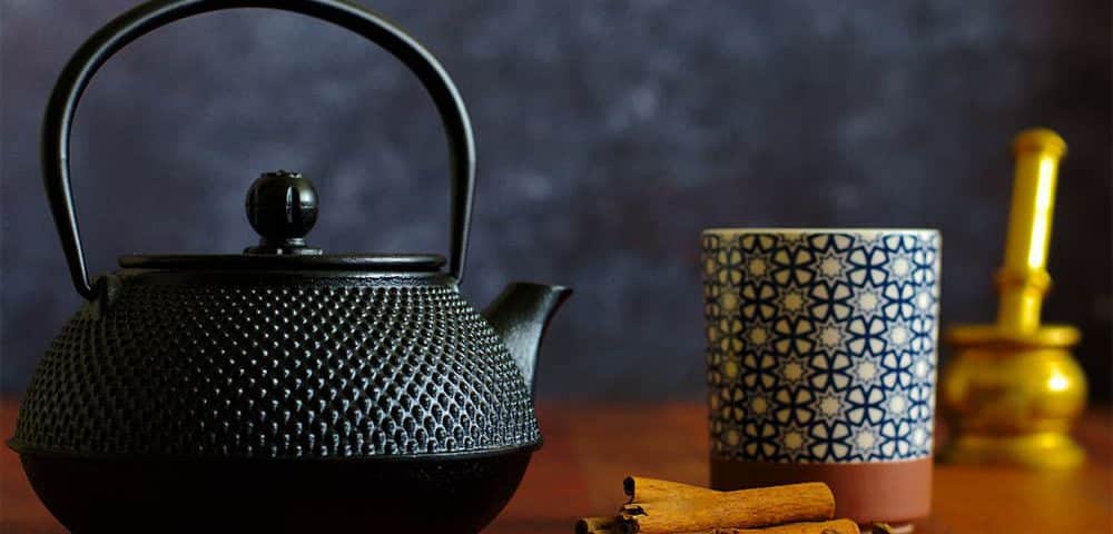 ادویه چای ماسالا به همراه لیوان، کتری و هاون