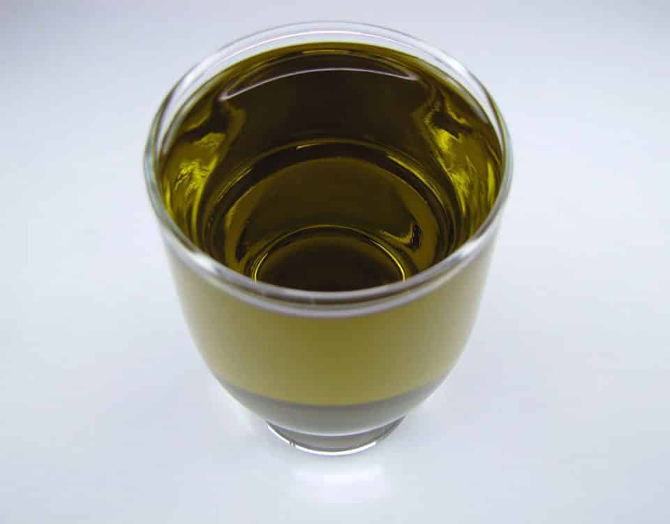 روغن زیتون بکر در لیوان شفاف