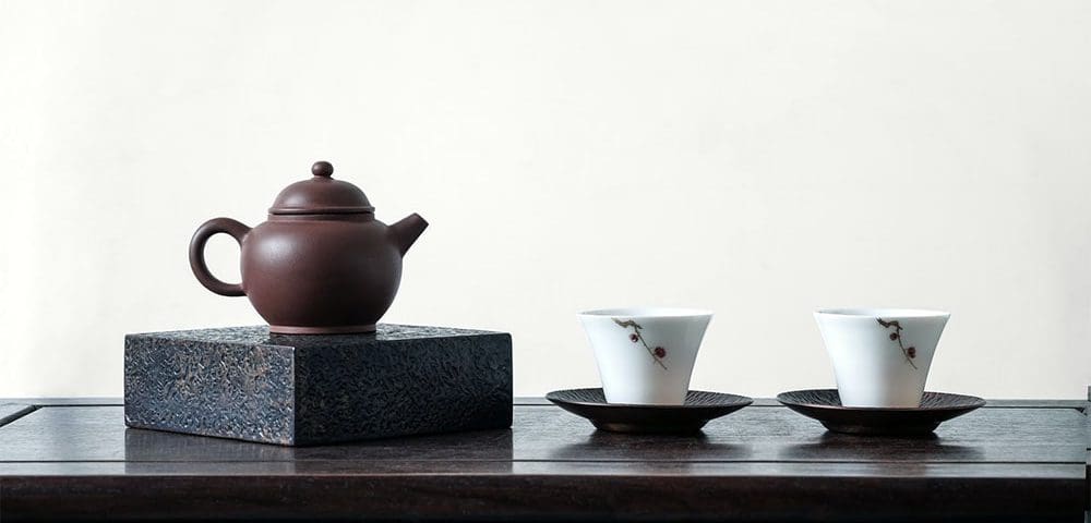 دو فنجان چینی چای خوری و یک قوری یکی برای چای سبز، یکی برای چای سیاه