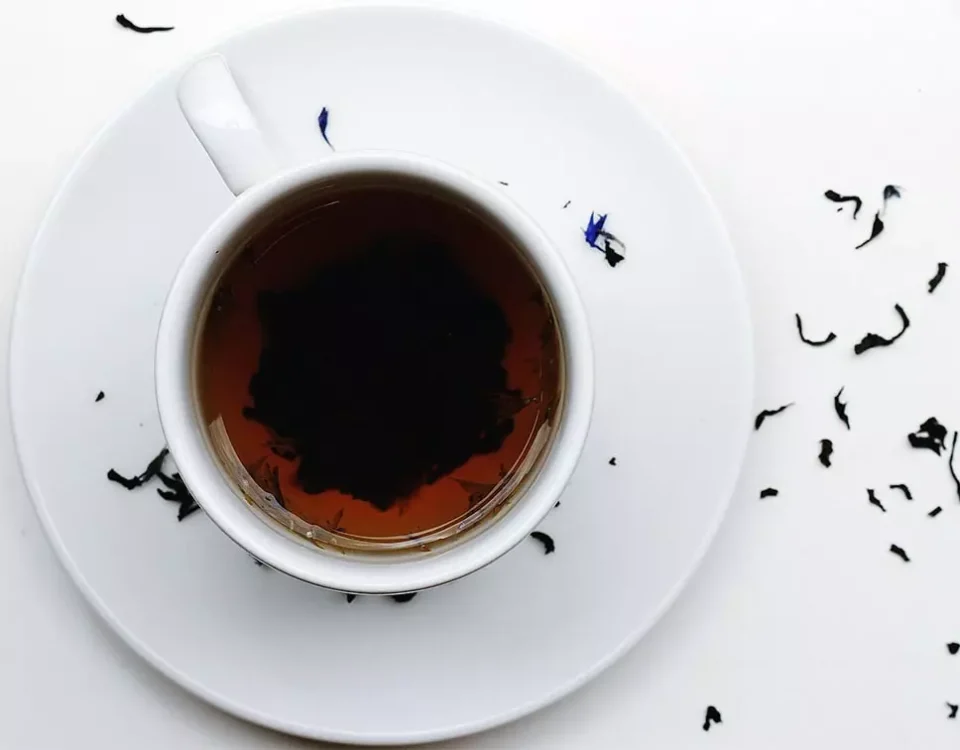 دم کردن یک لیوان چای ایرانی
