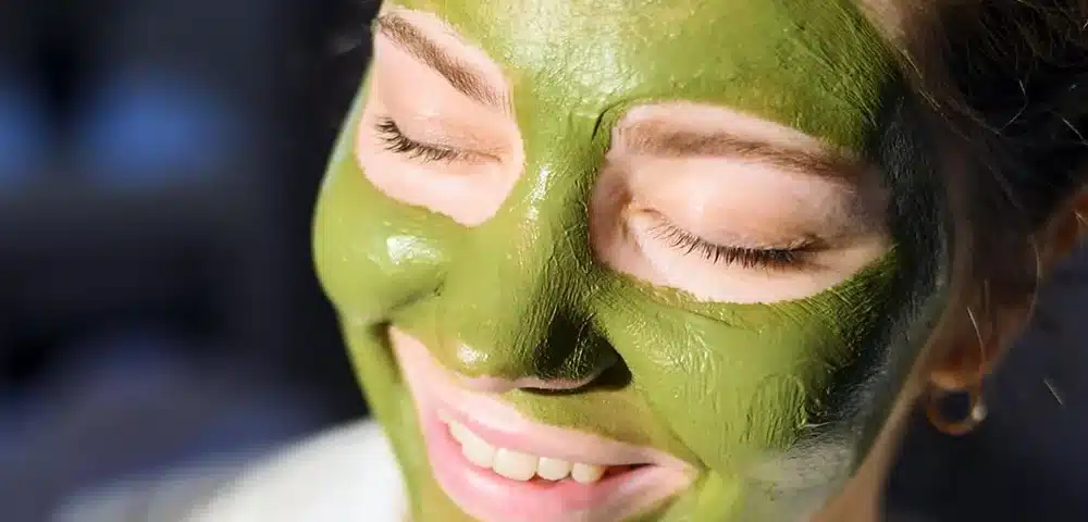 ماسک چای سبز روی صورت زن